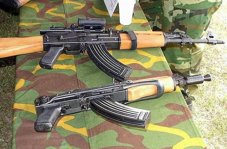 Biến thể Zastava M70 (phía trên) và M92 carbine (phía dưới) do Nam Tư(cũ) sản xuất dựa trên AKM. Về cơ bản, M70 và các biến thể của nó không có nhiều sự khác biệt so với AKM ngoài phần vỏ buồng đạn dày hơn và không có rãnh hình chữ nhật trên bộ phận này.