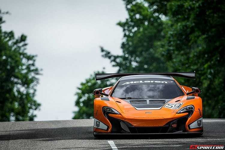 Xe được thiết kế với phần mũi xe lấy cảm hứng khí động học của mẫu P1, cửa hút khí 2 cánh lớn hơn và cánh gió đuôi tăng thêm tính thể thao cho chiếc xe.