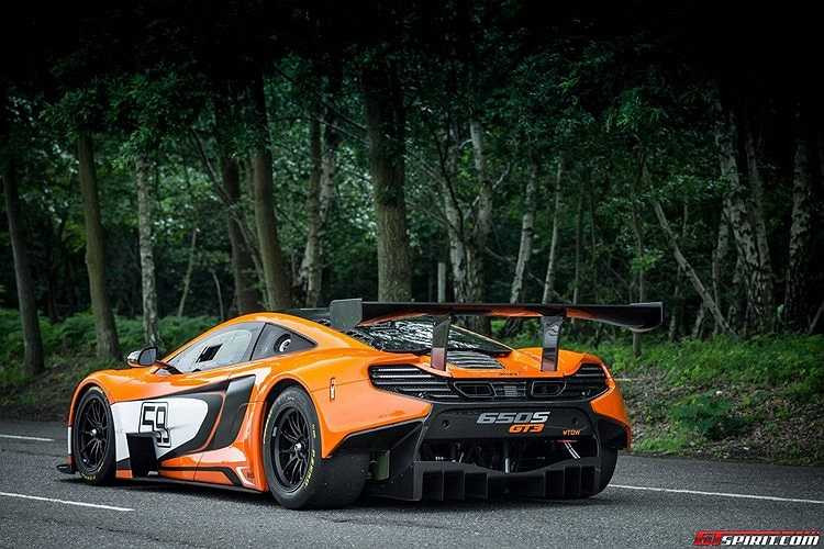 Đuôi xe thiết kế khá hầm hố với lớp khung xe nằm sát mặt đường.