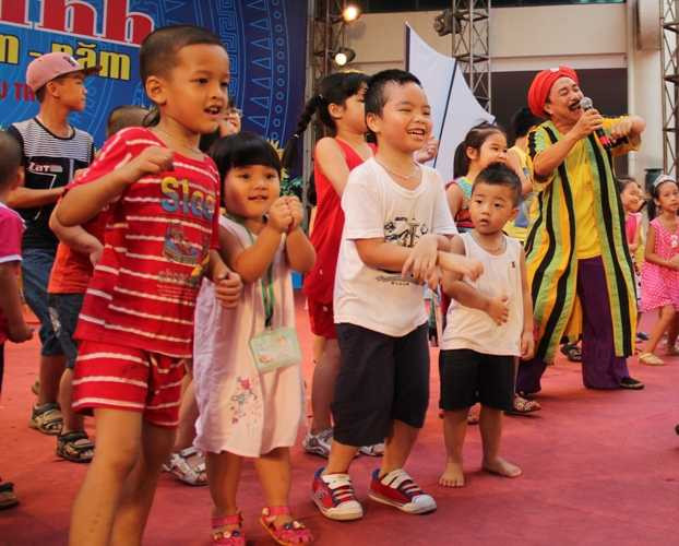 NSUT Hồng Kỳ nhảy gangnam style cùng các bé thiếu nhi