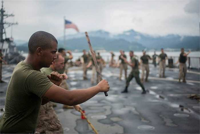 Hoặc thêm cả môn võ gậy truyền thống của nhiều nước Đông Nam Á