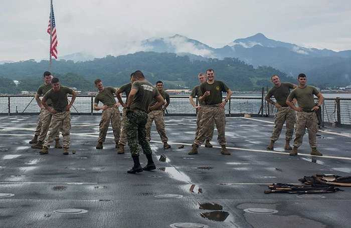 Khởi động chuẩn bị tập võ gậy