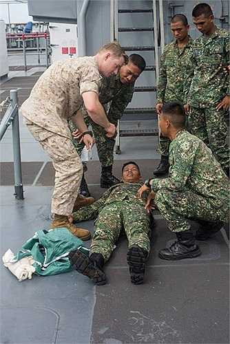 CARAT cũng dạy các binh sĩ những phương pháp sơ cứu đơn giản