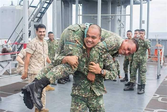 Hoặc cách di chuyển cùng đồng đội bị thương