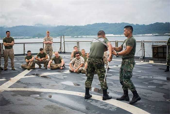 Các binh sĩ Philippines dạy cách sử dụng kiếm cho binh sĩ Hải quân Mỹ