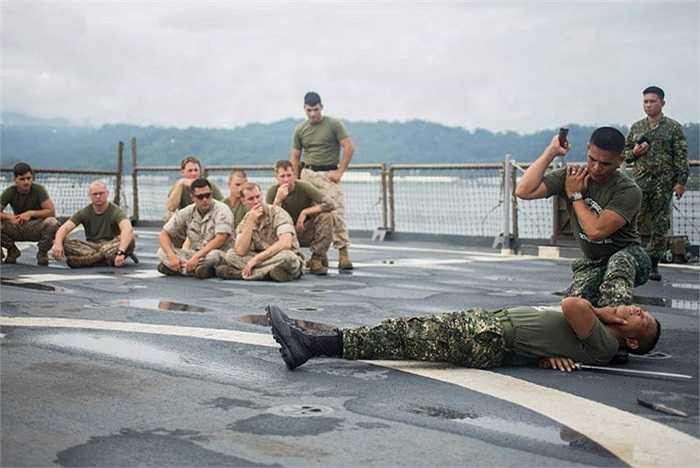 Các binh sĩ Philippines dạy cách sử dụng kiếm cho binh sĩ Hải quân Mỹ