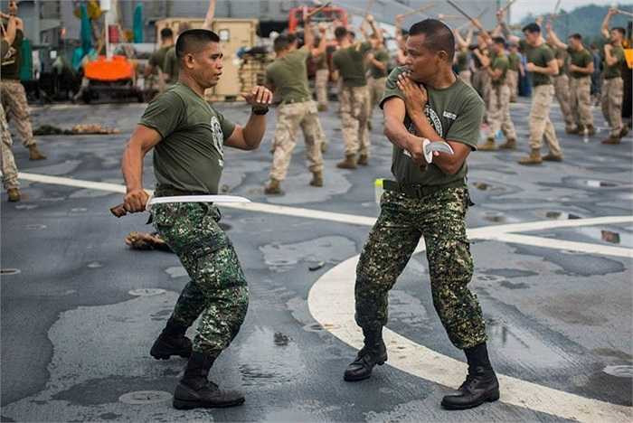 Các binh sĩ Philippines dạy cách sử dụng kiếm cho binh sĩ Hải quân Mỹ