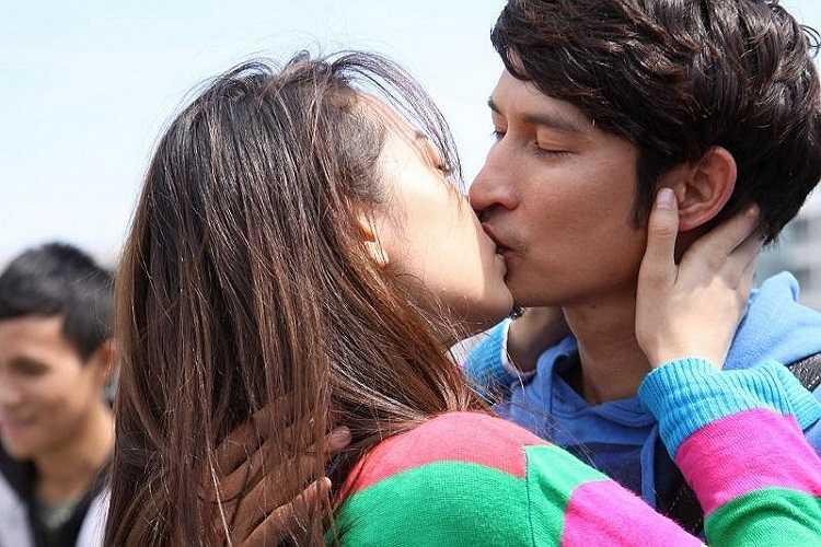 Đóng cặp cùng Huy Khánh trong bộ phim Lệ phí tình yêu, Minh Hằng đã vào vai một nhân viên thu nợ xinh đẹp, mạnh mẽ nhưng lại gặp phải một 'con nợ' khó đòi và rất đẹp trai – Huy Khánh