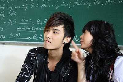 Tuy diễn xuất rất ăn ý trên màn ảnh, nhưng sự cách biệt về tuổi tác ngoài đời khiến Minh Hằng chỉ xem Chí Thiện là một cậu em thân thiết không hơn không kém.