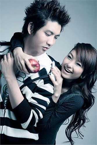 Bản song ca đầu tiên - Một vòng trái đất đã thành công ngoài mong đợi khi liên tục làm mưa làm gió trên các BXH nhạc Việt, kéo theo hàng loạt ca khúc song ca mới của cả hai được ủng hộ.