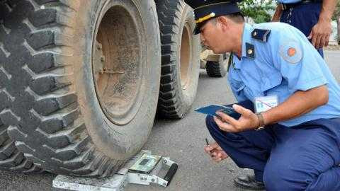 Thanh tra Giao thông kiểm tra tải trọng xe - Ảnh: TTO