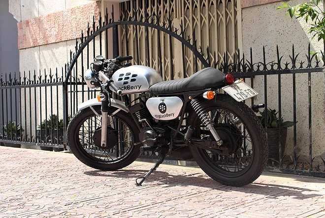 Thân xe toát lên vẻ lạnh lẽo của chất liệu kim loại. Logo BlackBerry được gắn trên bình xăng, còn lại các chi tiết đều để tự nhiên.