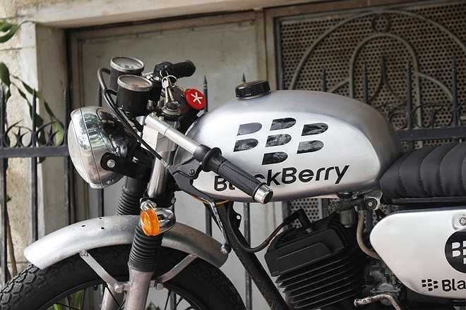 Chiếc xe Minsk mang bóng dáng của BlackBerry được anh Rock Sai, một fan của trái Dâu Đen 'độ' trong một chiều mưa ở Sài Gòn. 