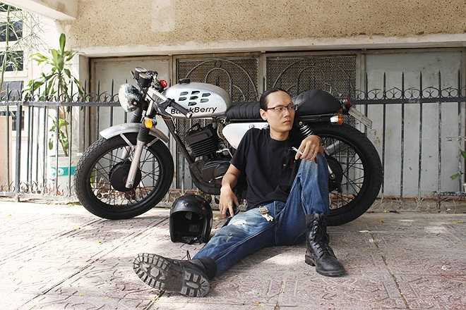 Anh muốn cùng với chiếc Minsk phong cách BlackBerry này đi đến mọi nẻo đường để gặp gỡ những người có chung niềm yêu thích dòng điện thoại BlackBerry.