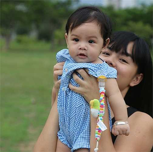 Bé Bella của Phạm Quỳnh Anh khi 6 tháng tuổi rất bụ bẫm