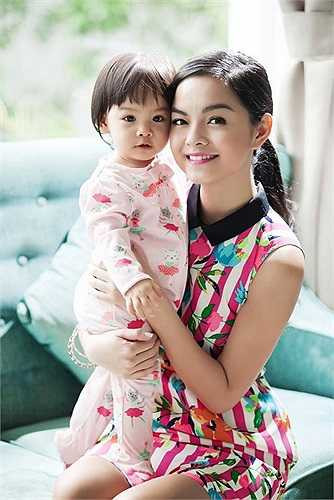 Bé có mái tóc dài và gương mặt khá dễ thương