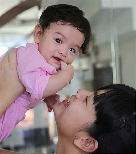 Phạm Quỳnh Anh thường xuyên khoe ảnh con gái với mọi người