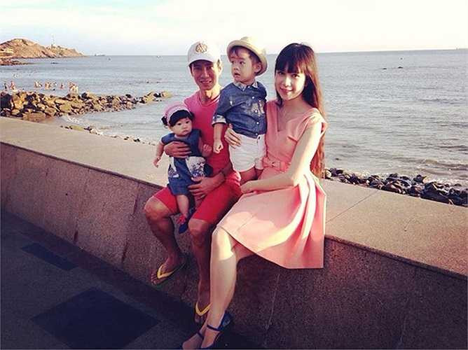 Ca sĩ Lý Hải bên gia đình. 