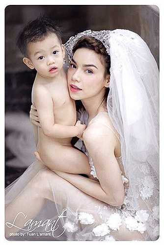 Những giấy phút hạnh phúc vô bờ của Hà Hồ cùng con trai