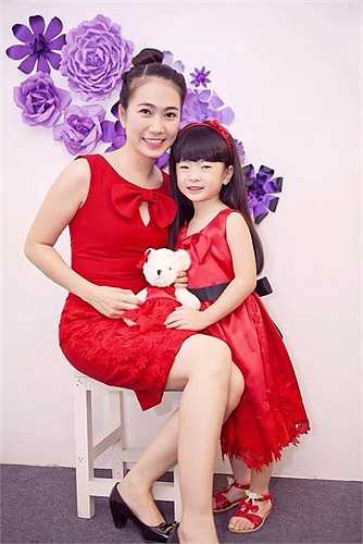 Theo tiết lộ của Thanh Thảo Hugo, bé Dâu rất thích múa và được mẹ cho đi học múa từ bé