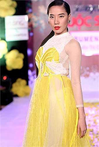 Khuyết điểm vòng eo kém thon gọn phần nào khiến người đẹp kém tự tin khi xuất hiện trên sàn thời trang. Thời gian này, cô bận rộn với những kế hoạch kinh doanh riêng thay vì tích cực diễn thời trang như trước.