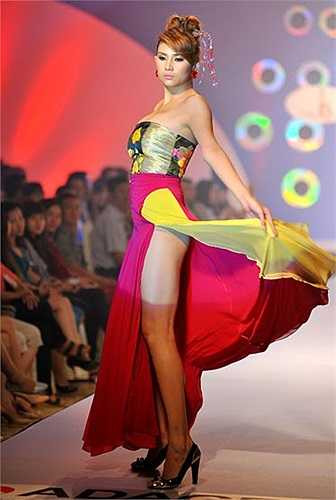 Trong nhiều tình huống cô còn vấp phải sự cố lộ hàng. Ở góc nhìn nghiêng, người mẫu còn để lộ vòng eo bánh mì kém thon gọn. Theo Zing