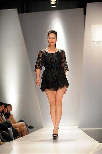 vóc dáng của Vương Thu Phương đã thay đổi theo chiều hướng mất phong độ. Cô bật ra khỏi tổng thể chung bởi đôi chân khủng và vòng eo ngấn mỡ.