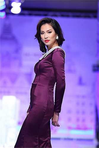 Ở góc chụp nghiêng, nữ người mẫu để lộ vòng eo kém thon gọn.