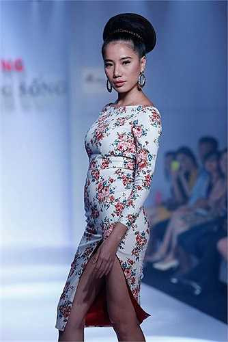 Chung Thục Quyên cũng bị liệt vào danh sách những người mẫu sở hữu vòng eo 'bánh mì' của làng thời trang Việt. Ở nhiều chương trình, cô để lộ khuyết điểm cơ thể khi diện bộ cánh ôm sát vóc dáng.