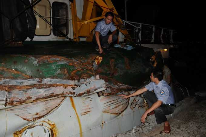  Toàn bộ mạn trái của thân tàu bị biến dạng hoàn toàn sau cú đâm va sáng 23/6 - Ảnh: Đăng Nam/TTO