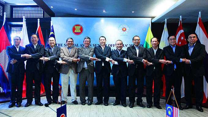 Các vị trưởng đoàn tham dự cuộc họp SOM đặc biệt ngày 27/6 tại Hà Nội chụp hình lưu niệm theo phong cách bắt tay kiểu ASEAN - Ảnh: Nguyễn Khánh/TTO