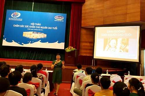 Vinamilk tiếp tục đến với người cao tuổi miền Bắc