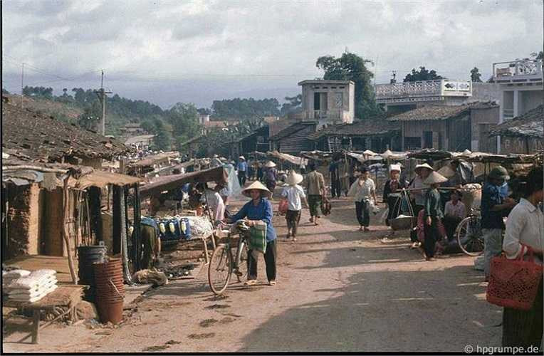 Sau khi cửa khẩu Hữu Nghị được mở, hoạt động kinh doanh, buôn bán ở Lạng Sơn đã trở nên sôi động hơn nhiều.