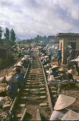 Khu chợ cóc họp trên đường tàu dẫn vào ga Lạng Sơn.