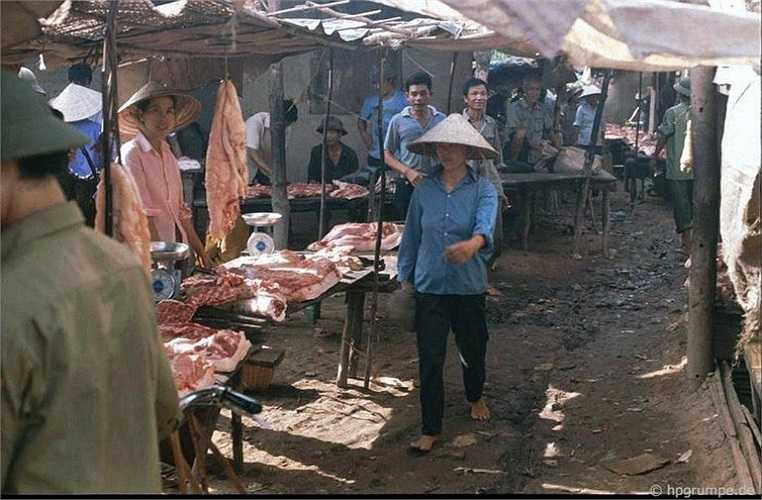 Khu vực bán thịt ở một khu chợ.