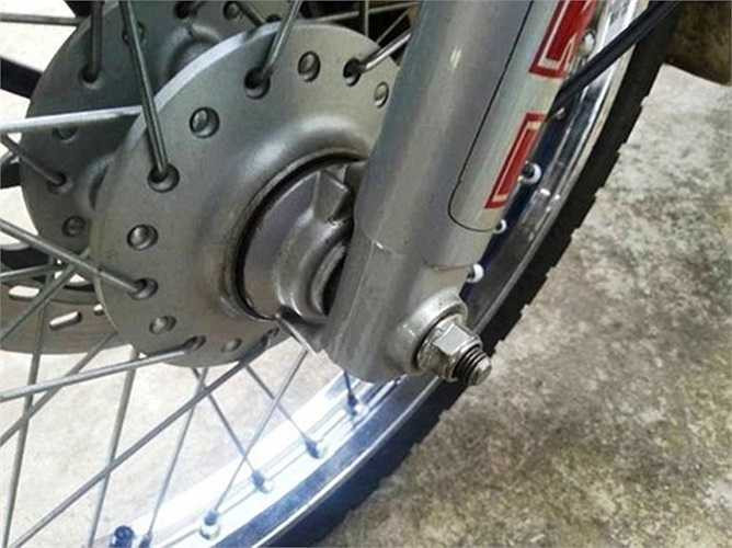 Mẫu Xì-po được hét giá 300 triệu đồng này đang khiến giới mê xe ở Việt Nam xôn xao. Một mẫu Xì-po còn nguyên zin rất hiếm hiện nay nhưng nhiều người cho rằng không đến mức giá 300 triệu đồng và đây chỉ là một kiểu thổi giá của giới buôn xe mà thôi. Ảnh: 2banh.vn.