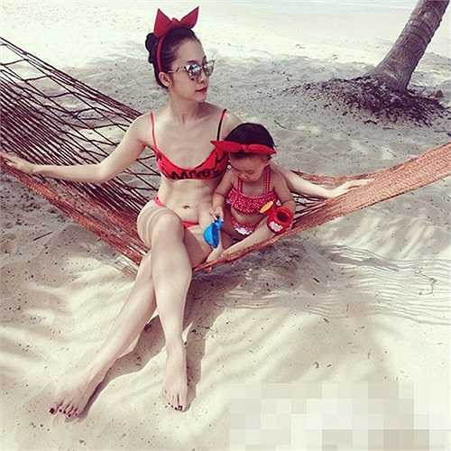 Tuy nhiên, trong tấm ảnh mới được đăng tải trên trang cá nhân, Linh Nga diện bộ bikini gợi cảm để lộ vòng 1 phẳng lỳ.