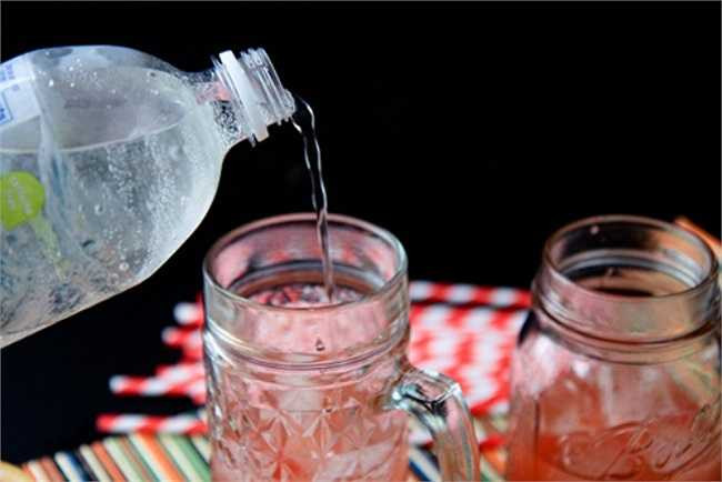 Nên tránh các đồ uống có ga vì chúng sẽ làm bụng bạn đầy lên bởi không khí dư thừa, khiến dạ dày gia tăng áp lực làm việc, trở nên khó chịu, cồng kềnh. Bạn có thể uống nước hay đồ uống giàu chất chống oxy hóa không calo (đồng thời giảm viêm và hỗ trợ trong việc tiêu thụ mỡ bụng) như trà xanh.