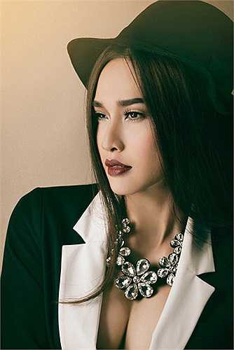 Hiện tại, hoa hậu đang đảm nhận vai nữ chính Bạch Trà trong phim Mỹ nhân Sài thành của đạo diễn Lê Cung Bắc.