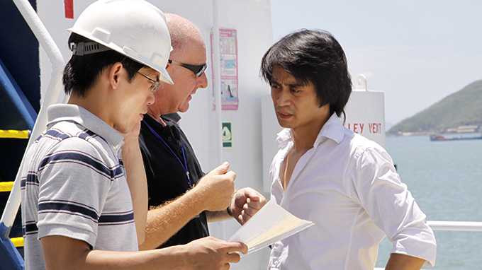 Anh Phạm Khôi (bìa phải) làm việc cùng các chuyên gia nước ngoài và Việt Nam trên tàu Bình Minh 02 - Ảnh: Q.Việt/TTO