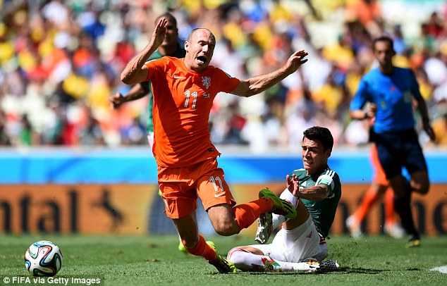 Neymar chấn thương, Robben xin lỗi vì ăn vạ
