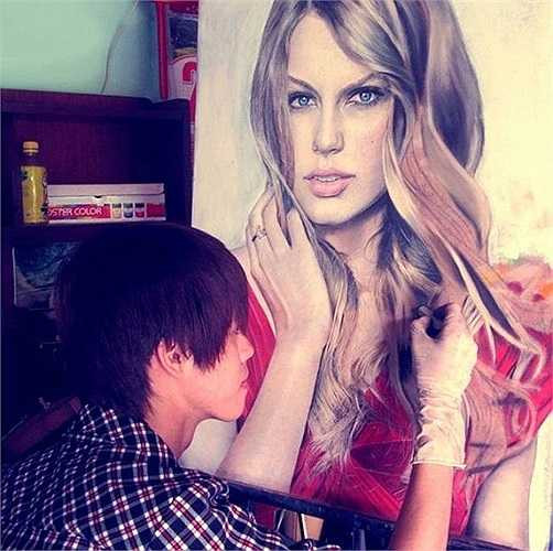 Đại Phát bắt đầu vẽ cách đây hơn 1 năm. Những tháng đầu tiên, Phát vẽ chủ yếu bằng chì màu và bút bi, chàng trai sinh năm 1994 này mới chuyển sang vẽ phấn tiên được 3, 4 tháng nay. Một điều đặc biệt nữa là những kiến thức về cách vẽ, phác thảo đều do Phát tự học, tự tìm hiểu trên mạng.