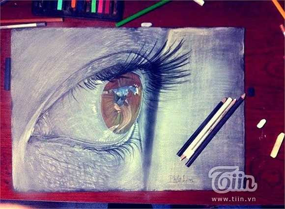 Đến nay, Phát đã có trong tay hơn 10 tác phẩm vẽ bằng chất liệu phấn tiên. Giá trung bình mua nguyên vật liệu cho mỗi bức vẽ (gồm phấn tiên, bảng gỗ,…) ước chừng 500 ngàn đồng. Mỗi ngày, Phát dành khá nhiều thời gian cho việc vẽ, những lúc như thế, cậu bạn thường tập trung cao độ trong không gian yên tĩnh.