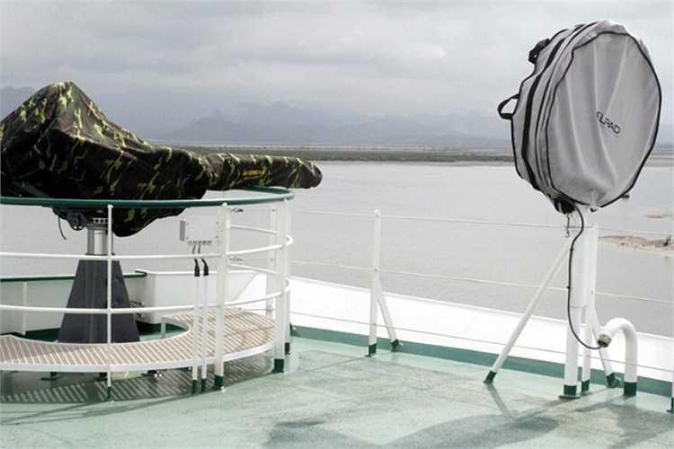 Súng máy 12 ly 7 và loa phóng thanh công suất lớn LRAD trang bị trên tàu. 