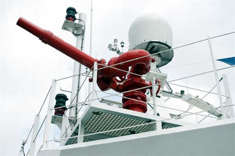 Một trong 2 súng phun nước có thể vươn xa tới 150 mét. 