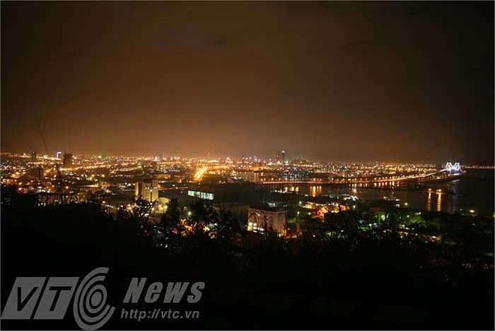 Toàn cảnh Đà Nẵng về đêm nhìn từ bán đảo Sơn Trà