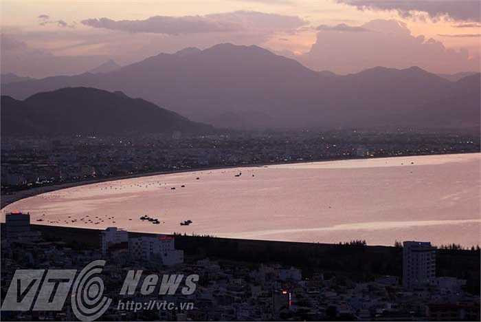Chiều về, vịnh Đà Nẵng như chiếc gương bạc