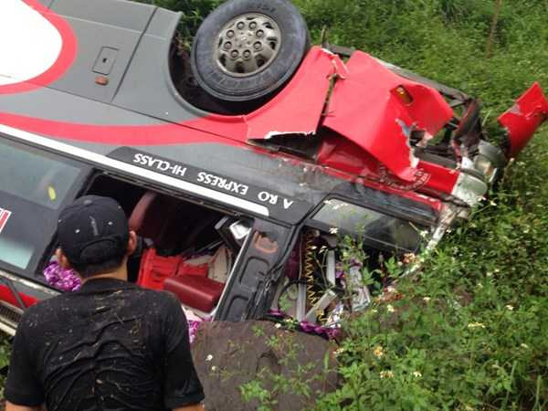 Kinh hoàng xe khách lao xuống vực, 11 người thương vong