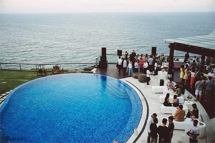 Cô dâu 39 tuổi Từ Nhược Tuyên đã lên xe hoa với chú rể Lý Vân Phong. Hai người dù chênh nhau 2 tuổi nhưng vẫn 'xứng đôi vừa lứa'. Trước đó cặp đôi đã có lễ đính hôn khá giản dị ở Đài Bắc quê hương cô dâu. 