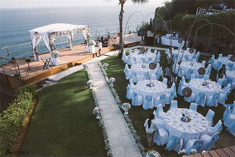 Bữa tiệc dùng toàn hoa tươi. 